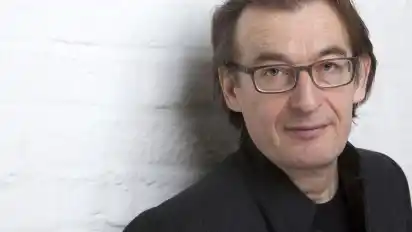 Kriminalromancier Wolfgang Schorlau geht in seinem jüngsten Politthriller auf der Basis von Originalquellen der spannenden Frage nach, wer staatlicherseits seine schützende Hand über die Terroristenvereinigung NSU hielt und hält.