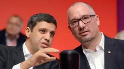 Jan Stöß (rechts), hier mit dem Berliner SPD-Fraktionschef Raed Saleh, soll Staatsrat in der Bremer Bildungsbehörde werden.