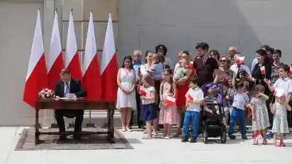 Der polnische Präsident Duda hat kürzlich den Vorschlag für eine Verfassungsänderung unterzeichnet, wonach gleichgeschlechtliche Paare keine Kinder adoptieren dürfen.