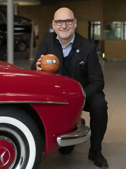 Der Mann mit den Autos: Hauke Anders ist einer der wichtigsten Sponsoren.