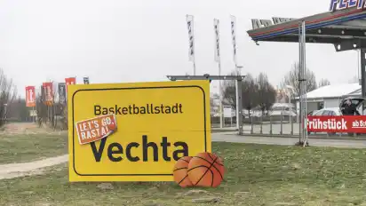 Eigentlich muss man es den Durchreisenden nicht extra sagen, aber es schadet ja nichts, es trotzdem zu tun: Vechta ist eine Basketballstadt, oh ja, da verspricht das Schild an der Ausfallstraße Richtung Autobahn A 1 nicht zu viel.