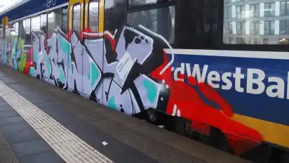 Eine beschmierte Bahn in Vegesack: Zugführer melden Graffitis, damit die Wagen bei der Reinigung eingeplant werden können.