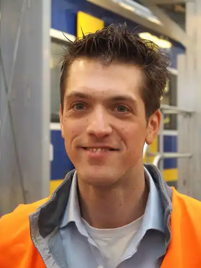 Philipp Zaunbrecher, Instandsetzungsplaner im Ausbesserungswerk Bremerhaven, kümmert sich unter anderem darum, dass jeden Sonntag Platz in der Halle ist, damit Züge gereinigt werden können.