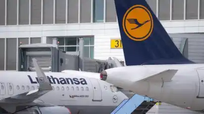 Flugzeuge der Lufthansa stehen auf dem Vorfeld am Flughafen München. Foto: Sven Hoppe/dpa