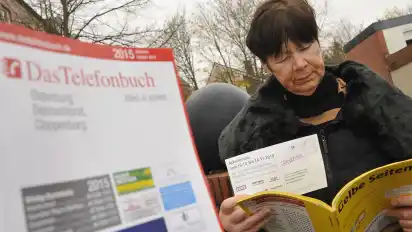 Endlich: Ursula Körtge hat nun die aktuellen Gelben Seiten und das Telefonbuch. Auch den Benachrichtigungszettel, auf dem steht, wo es die Bücher angeblich geben soll, hält sie in der Hand.