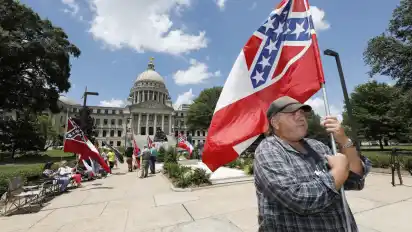 Die umstrittene Flagge über dem Parlament in Jackson (Mississippi) wurde eingeholt – trotz des Protestes von Demonstranten.