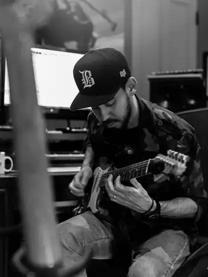 Ein Multitalent: Mike Shinoda rappt, singt und spielt Gitarre.