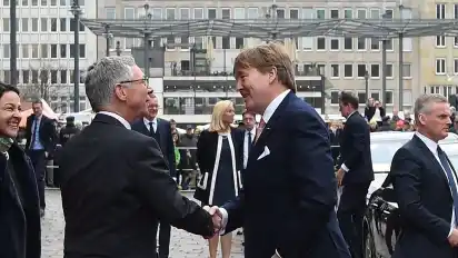 Willem-Alexander, König der Niederlande, wird von Carsten Sieling vor dem Rathaus empfangen.