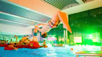 Wieder ein nasses Spaß-Event im Allwetterbad. Zwar keine Poolparty wie das Bild zeigt, dafür ein "Bunter Spielnachmittag" für den sich die Organisatoren eine große Vielzahl an Mitmach-Angeboten einfallen lassen.