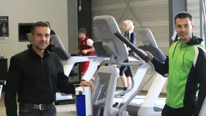 Für Marcell Görke, Inhaber der Auszeit Wildeshausen, und seinen sportlichen Leiter Sören Dahms (von links) gehört regelmäßiges Desinfizieren zur neuen Normalität bei der Arbeit.