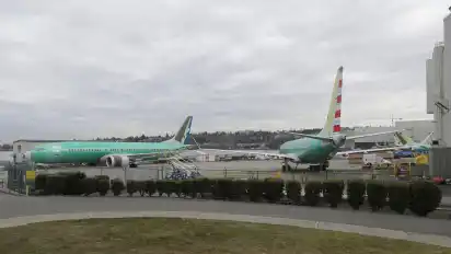 Zwei Boeing 737 MAX 8 Flugzeuge stehen auf dem Rollfeld vor dem Boeing Fertigungswerk. Nach dem zweiten Absturz einer Boeing 737 Max 8 in weniger als fünf Monaten verhängt die US-Luftfahrtbehörde FAA derzeit kein Startverbot für Maschinen dieser Bauart.