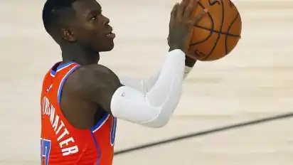 Dennis Schröder, Spieler bei den Oklahoma City Thunder, setzt zum Wurf an. Foto: Mike Ehrmann/Pool Getty Images/AP/dpa