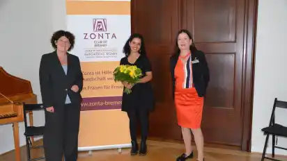 Landesfrauenbeauftragte Bettina Wilhelm, Preisträgerin Emma Lehbib und Ute Salmen, Präsidentin des Zonta Clubs Bremen (von links), bei der kleinen Feier.