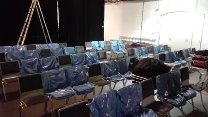 Normalerweise stehen im Kulturbahnhof 300 Sitzplätze zur Verfügung. Momentan, schätzt Malte Prieser, könnten 60 bis 70 Menschen an einer Gerichtsverhandlung teilnehmen und dabei die vorgeschriebenen Abstände einhalten.