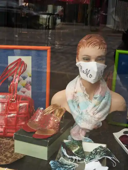 Geschäften mit Schuhen und Accessoires fehlt weiterhin das Laufpublikum, während die Kunden gezielt ihr ursprüngliches Urlaubsgeld für hochwertige Waren ausgeben.
