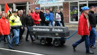 Mitarbeiter der Siag-Nordseewerke bei ihrem Protestmarsch am Mittwoch.