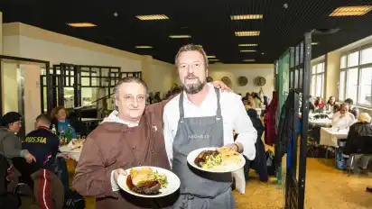 Vincenzo Nocerino und Koch Jan-Philipp Iwersen (r.) zeigen den Hauptgang.