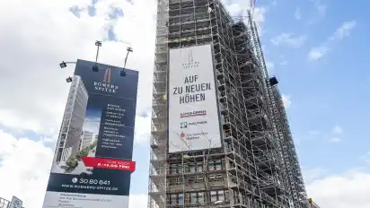 Wer von der Bremer Innenstadt aus über Eduard-Schopf-Allee und Auf der Muggenburg in die Überseestadt fährt, der kommt dabei an dem markanten, tortenstückförmigen Bürogebäude Bömers Spitze (Foto) vorbei, das im September bezugsfertig sein soll.