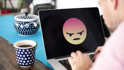 Das Wut-Emoji - doch dabei belassen es immer mehr Kommentierende im Internet nicht.