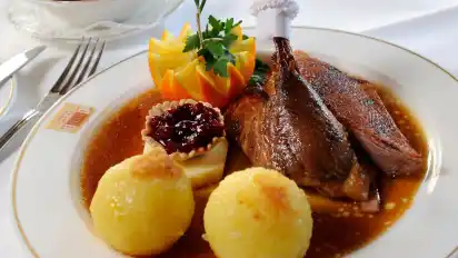 Wenn man es richtig macht, landen die Einzelteile der Gans schön saftig auf dem Teller.