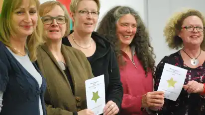 Evelin Meyer, Mechthild Schröter, Andrea Segelken, Kerstin Tönjes und Bianca Sonneborn (von links) wollen mit der Weihnachtsstern- Aktion auch in diesem Jahr Weihnachtswünsche von bedürftigen Kindern und Senioren erfüllen.