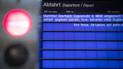 Die Anzeigentafel im Hauptbahnhof meldet die Einstellung des Zugverkehrs in NRW aufgrund von Sturmtief «Eberhard».