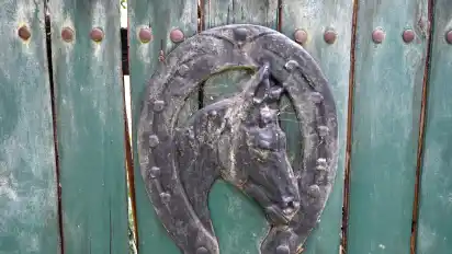 Ein Schild weist auf die Historie des Brunnenhof hin.