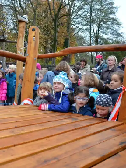 Der Moment vor der Eröffnung. Ungeduldig warten die Kinder, das Schiff zu entern.