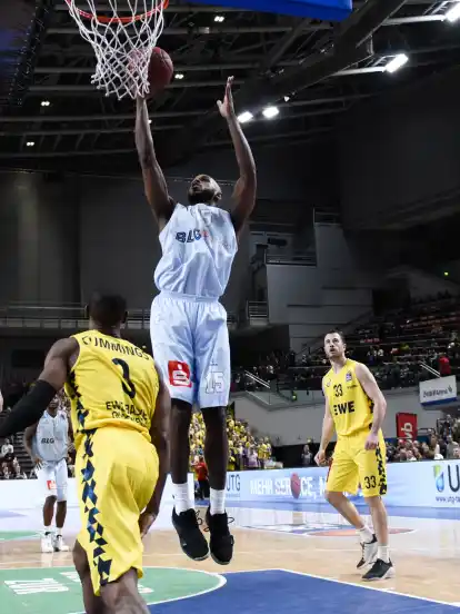 Vergeblich gestreckt: Darious Moten hatte mit den Eisbären Bremerhaven gegen Oldenburg das Nachsehen.