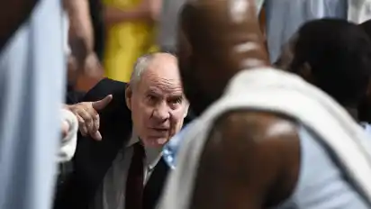Alles versucht: ­Headcoach Dan ­Panaggio im ­Gespräch mit Darnell Jackson.