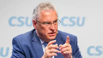 Bayerns Innenminister Joachim Herrmann (CSU) eine Überprüfung der deutschen Flüchtlingspolitik gefordert. "Wenn sich bestätigen sollte, dass dieser Anschlag von jemandem verübt worden ist, der als Asylbewerber ins Land eingereist ist, dann muss das in Berlin schon noch mal zu einem grundsätzlichen Nachdenken darüber führen, wie diese ganze Flüchtlingsaufnahme gestaltet wird", sagte Herrmann am Dienstag dem Hörfunksender Antenne Bayern. Es sei naheliegend, dass durch die große Zahl von Flüchtlingen viele Personen eingereist seien, deren Hintergründe nicht bekannt seien. "Meines Erachtens wird dann schon auch die Frage sein, ob wir das wirklich so weiterlaufen lassen können", sagte der Innenminister. Dem Bayerischen Rundfunk sagte Herrmann, der Bevölkerung könne nicht zugemutet werden, "das jetzt einfach weiter so laufen zu lassen, dass wir ein erhöhtes Anschlagsrisiko von Personen haben, die aus einem radikalen Islamismus-Verständnis heraus solche Anschläge begehen".