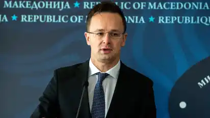 Der ungarische Außenminister Peter Szijjarto schrieb an seinen deutschen Amtskollegen Frank-Walter Steinmeier: "Die Menschen in Ungarn verurteilen aufs entschiedenste den hemmungslosen und niederträchtigen Angriff in Berlin, der genau dann erfolgte, als sich Europa auf das größte christliche Fest vorbereitete." Das Außenministerium in Budapest veröffentlichte den Text des Schreibens am frühen Dienstagmorgen.