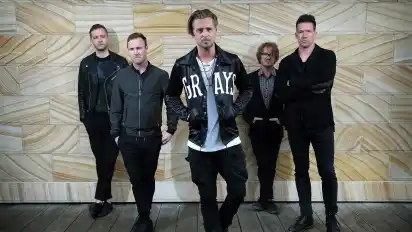 "Wir fühlen mit den Familien der Opfer", schrieb die Band One Republic am Montagabend auf Twitter. "Wir waren gestern Abend noch auf diesem Markt. Es ist so traurig."