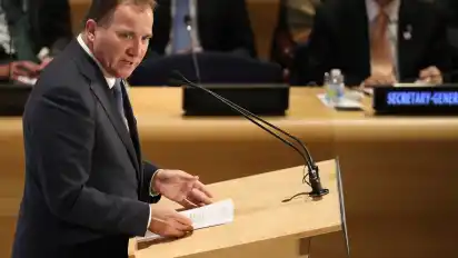 Schwedens Regierungschef Stefan Löfven hat den Opfern des mutmaßlichen Anschlags in Berlin und deren Familien sein Mitgefühl ausgesprochen. Seit Montag müssten dem Jahr 2016 "noch zwei abscheuliche Taten" hinzugefügt werden, sagte der Sozialdemokrat laut einer Mitteilung vom Dienstag in Stockholm. Der Angriff auf den Weihnachtsmarkt und der Mord an Russlands Botschafter in der Türkei seien Angriffe auf Unschuldige mitten in den Weihnachtsvorbereitungen und auf die Möglichkeit von Diplomaten, ihre Länder sicher zu vertreten.