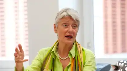 Marieluise Beck, Bundestagsabgeordnete der Grünen Bremen: „Meine Gedanken sind bei den Opfern und ihren Angehörigen. Es musste damit gerechnet werden, dass auch Deutschland von der gnadenlosen Gewalt extremistischer Islamisten nicht verschont bleiben würde. Die Gewalt des Islamismus aus Pakistan, Afghanistan, Mali, dem Sudan, Somalia, Syrien, Nigeria ist eine weltumspannende Bewegung und erreicht unsere europäischen Länder von innen und außen. Dennoch dürfen wir uns nicht von dem Gefühl der Angst bestimmen lassen. Wir müssen unsere offene Gesellschaft und unseren freien Lebensstil bewahren.“