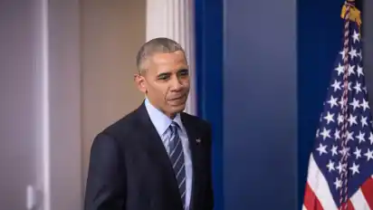 US-Präsident Barack Obama hat Bundeskanzlerin Angela Merkel (CDU) die Unterstützung der Vereinigten Staaten bei der Aufklärung der Hintergründe zugesichert. Dies teilte Regierungssprecher Steffen Seibert nach einem Telefonat der beiden Politiker am Dienstagmorgen mit. Obama drückte demnach seine tiefe Anteilnahme aus und bat die Kanzlerin, den Angehörigen der Opfer sein Mitgefühl zu übermitteln. Den Verwundeten wünschte er rasche Genesung.