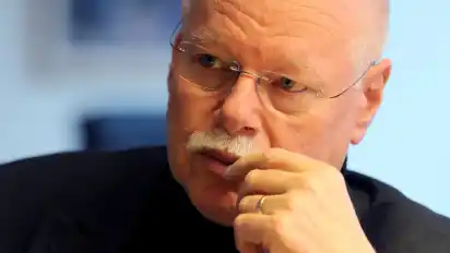 Bremens Innensenator Ulrich Mäurer (SPD) teilte mit, der Weihnachtsmarkt in Bremen bleibe geöffnet, die Polizei-Präsenz jedoch werde erhöht. Ein Statement kündigte er für den frühen Dienstagnachmittag an.