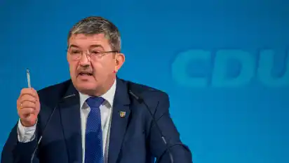 Der Innenminister von Mecklenburg-Vorpommern, Lorenz Caffier (CDU), hat die Menschen in Mecklenburg-Vorpommern aufgefordert, sich von dem mutmaßlichen Anschlag auf einen Berliner Weihnachtsmarkt mit mindestens zwölf Toten nicht einschüchtern zu lassen. Das sei genau das, was solche Täter erreichen wollten, sagte Caffier am Dienstag dem Sender NDR 1 Radio MV. Die Menschen sollten zwar eine gewisse Aufmerksamkeit walten lassen, sich aber nicht vom Besuch eines Weihnachtsmarktes abhalten lassen. Eine hundertprozentige Sicherheit könne es nicht geben, sagte der Innenminister. Weihnachtsmärkte hätten in Deutschland einen besonderen Symbolwert und seien deshalb potenzielle Anschlagsziele. "Wenn Sie auf den Weihnachtsmarkt gehen, (...) dann wollen sie auch den Weihnachtsmarkt genießen und sich nicht ausschließlich innerhalb einer Festung bewegen."