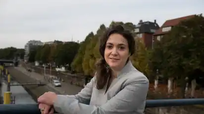 Sarah Ryglewski, Bundestagsabgeordnete der SPD Bremen: „Meine Gedanken und mein Mitgefühl sind bei den Opfern des gestrigen Tages und ihren Angehörigen. Der Anschlag in Berlin macht mich sehr betroffen, auch weil viele meiner Freunde und Verwandte in der weltoffenen und toleranten Hauptstadt leben, die Berlin war, ist und bleiben wird. Die einzige Antwort auf Hass und Terror ist, als Gesellschaft noch stärker zusammenzuhalten und entschlossen für Freiheit, Menschlichkeit und Demokratie einzustehen.“