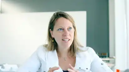 Maike Schaefer, Fraktionsvorsitzende der Grünen Bremen: "Ich persönlich bin zutiefst erschüttert von der Brutalität dieses Anschlages und frage mich, was in dem Kopf des Attentäters vorgeht, der Menschen brutal und willkürlich umbringt, die mit Familien und Freunden gerade eine schöne Zeit auf dem Weihnachtsmarkt genießen wollten. Trotz meiner empfundenen Trauer und grenzenlosen Fassungslosigkeit weiß ich, dass dies für mich bedeutet, mich noch mehr für Freiheit und Demokratie einzusetzen, um auch gerade den Menschen, die bei uns in Deutschland Hilfe vor genau solchen Tätern in ihren Heimatländern suchen, Schutz zu gewähren. Für Fremdenhass ist in dieser Gesellschaft kein Platz. Es gilt nun, mit Besonnenheit zu agieren. Dazu gehört auch, dass Flüchtlinge nicht pauschal verurteilt werden“, gibt Maike Schaefer, Fraktionsvorsitzende der Grünen Bremen, zu bedenken.