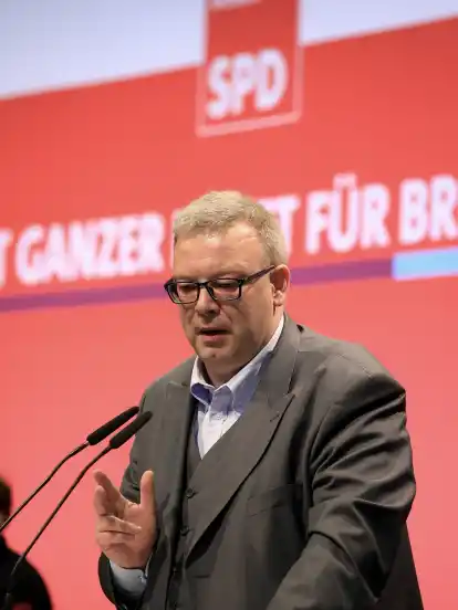 Björn Tschöpe, Fraktionsvorsitzender der SPD Bremen: „Ich empfinde, wie viele, Trauer und Fassungslosigkeit, trotzdem und gerade deshalb gilt es nun, einen kühlen Kopf zu bewahren, vernünftig zu sein, auch wenn es schwer fallen mag. Es gibt nicht die Deutschen und die Flüchtlinge, es gibt nur verabscheuungswürdige Täter. Wer jetzt Menschen gegen Menschen aufhetzen will, betreibt das Geschäft der Terroristen“, sagte Björn Tschöpe, der Fraktionsvorsitzende der SPD Bremen.