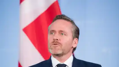 Der dänische Außenminister Anders Samuelsen hat den mutmaßlichen Anschlag auf einen Weihnachtsmarkt in Berlin "auf das Schärfste" verurteilt. Dänemark stehe fest an Deutschlands Seite, sagte der liberale Politiker laut einer Mitteilung vom Dienstag. Er sei "zutiefst berührt" und wolle den unschuldigen Opfern nach dieser "abscheulichen Tat" sein Mitgefühl aussprechen. "Der Angriff in Berlin ist ein Angriff auf alle, die eine friedliche, freie und demokratische Welt wollen. Wir sind vereint in unserer Abscheu über die Taten und unserer Entschlossenheit, unsere Bürger so gut wie möglich zu schützen", erklärte Samuelsen.