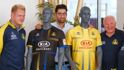 Der Sportliche Leiter Bastian Fuhrken, Spieler Musa Karli und Präsident Manfred Engelbart (von links) präsentieren die neuen Atlas-Trikots für die Saison 2019/20.