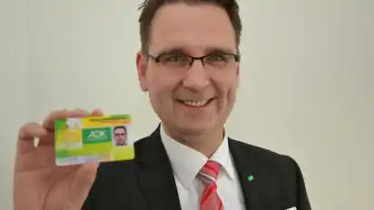 Andre Kerber, Chef der AOK in Osterholz-Scharmbeck, mit seiner elektronischen Gesundheitskarte.