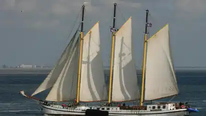 Ein Hauch von Seefahrerromantik: Der Dreimastclipper «Grote Beer» kreuzt im Wattenmeer vor der niederländischen Küste zwischen Harlingen und der Insel Terschelling. Foto: Bernd F. Meier