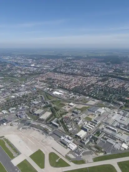 Die Airport-Stadt zählt zu Bremens größten und leistungsfähigsten Dienstleistungs- und Industriestandorten. Rund 500 Unternehmen sind dort auf einer Gesamtfläche von 206 Hektar vertreten.
