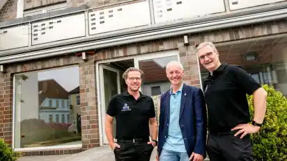 Die Ärzte Sascha Bade (links) und Jörn Forkert (rechts) mit Samtgemeindebürgermeister Harald Hesse vor der neuen Praxis an der Braunschweiger Straße.