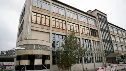 Der Fruchthof am Breitenweg steht seit fast einem Jahr nahezu leer. Dort, wo sich jahrzehntelang alles um Bananen und Südfrüchte drehte, soll nun im kommenden Jahr ein Teil der Sozialbehörde mit einer neuen Anlaufstelle einziehen.