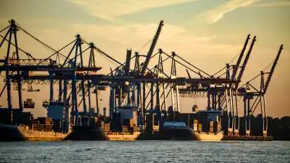 Containerschiffe im Hamburger Hafen: Für deutsche Reeder bleibt die Lage schwierig. Es wird für sie immer schwerer, von heimischen Banken Kredite zu bekommen.