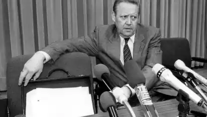 Günter Schabowskis legendäre Pressekonferenz am 9. November 1989: „Das tritt nach meiner Kenntnis... ist das sofort, unverzüglich.“
